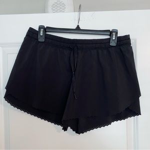Lululemon black scallop short